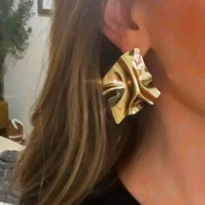 Gold classy stud earrings